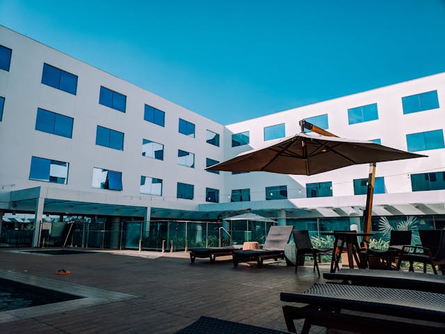 Protección solar para hoteles_ soluciones estéticas y funcionales